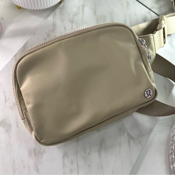 lululemon athletica Handbags - Lululemon 2L everywhere belt bag